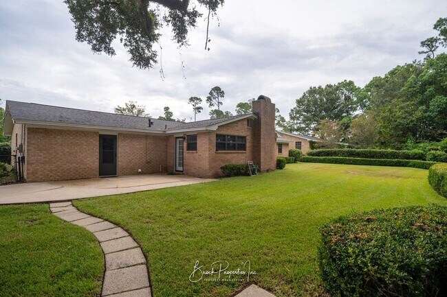 Building Photo - 6395 Duquesne Dr