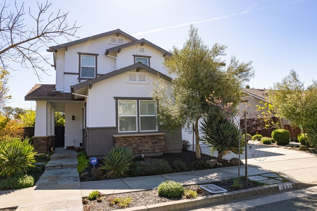 Building Photo - 1680 Southview Dr