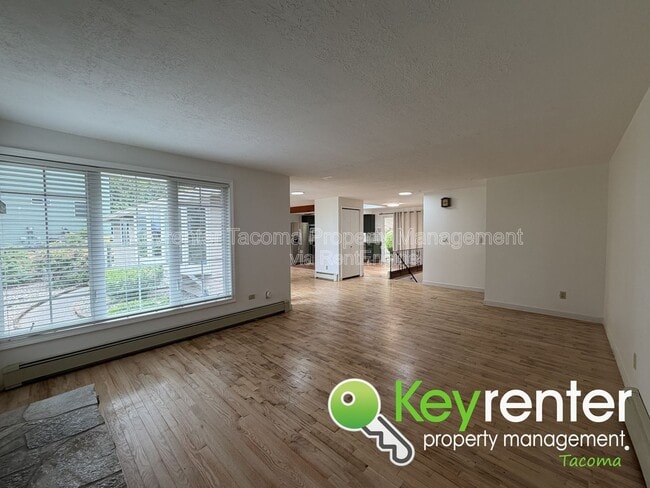 Building Photo - 629 Sandra Lee Ct SE