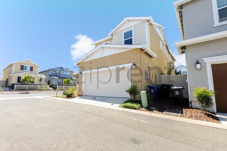 Building Photo - Unit