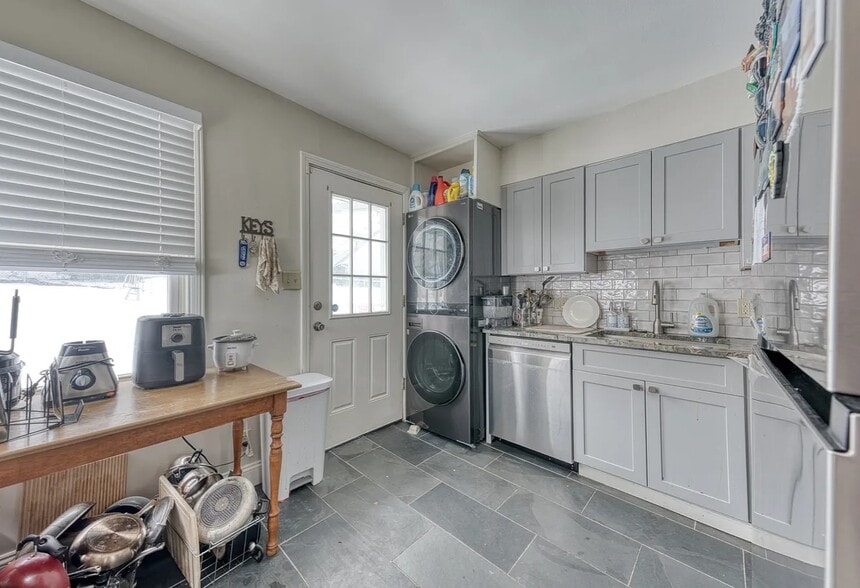 Building Photo - 69 Lynwood Dr