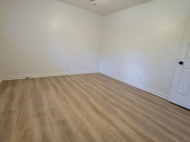 Building Photo - 2BD 1BA Home (Newly Renovated, Yardcare In...