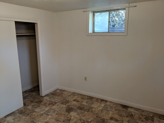 Building Photo - 2 bedroom 1 bath basement duplex with larg...