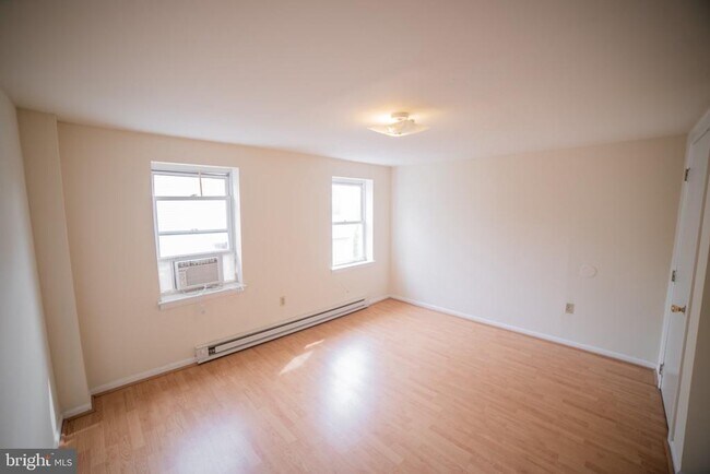 Building Photo - 1305 N Lawrence St