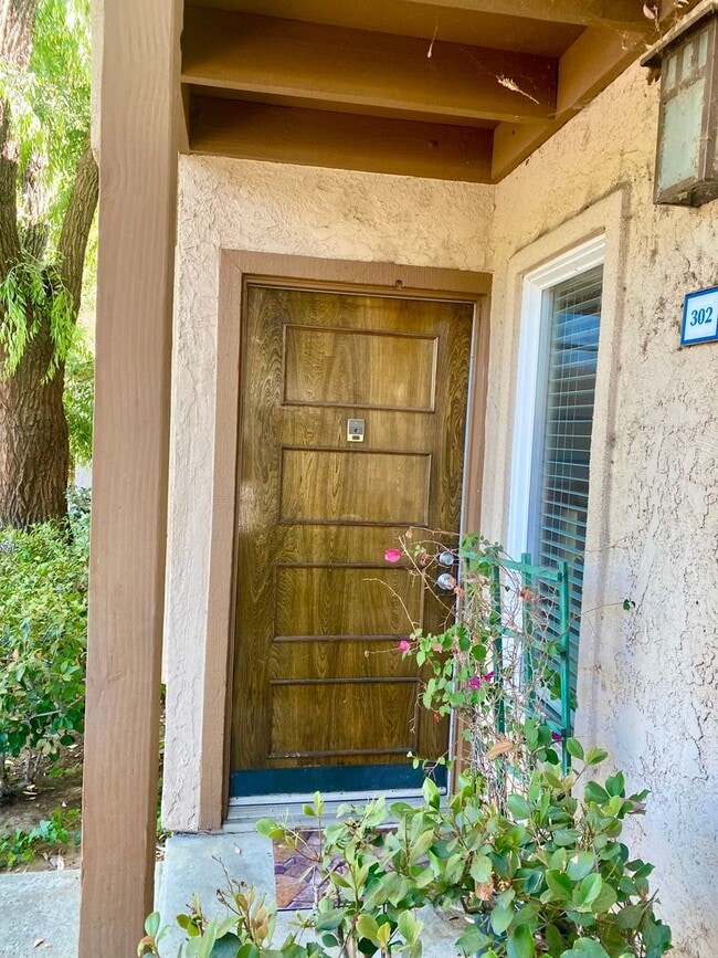 Building Photo - Quaint 1 bed 1 bath unit in Sequoia Village!