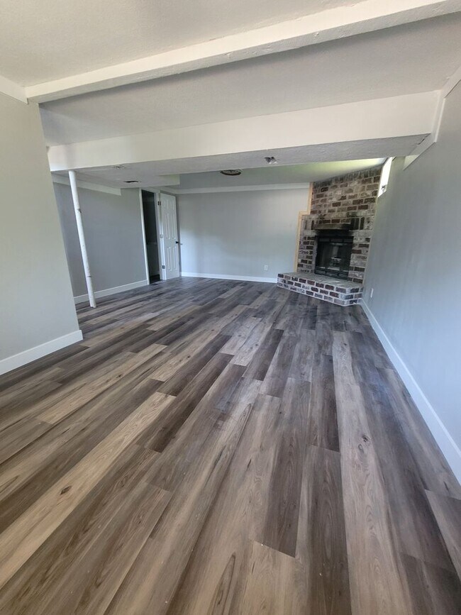 Building Photo - Newly Remodeled 3 Bedroom Elkhorn Home!