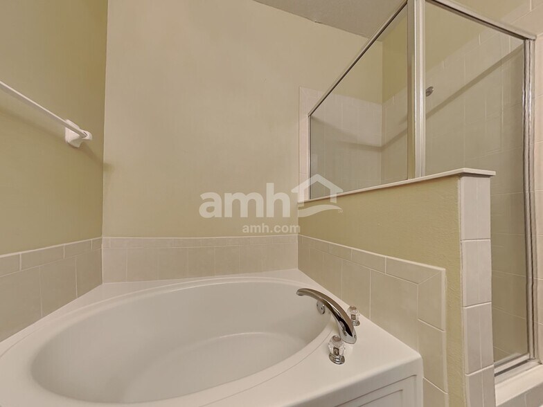 Building Photo - 1216 Maplebrook Dr