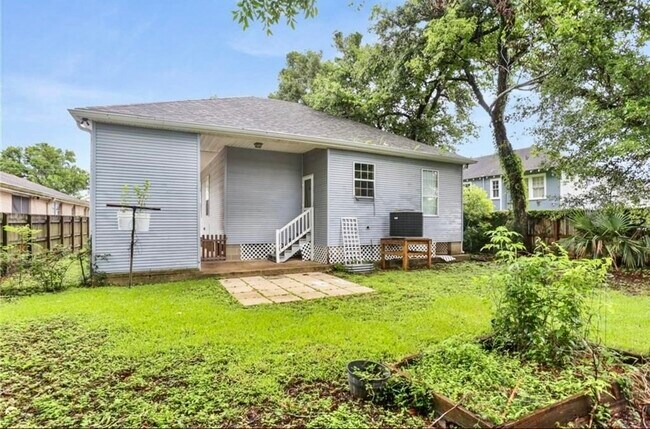 Building Photo - 2424 Lavender St