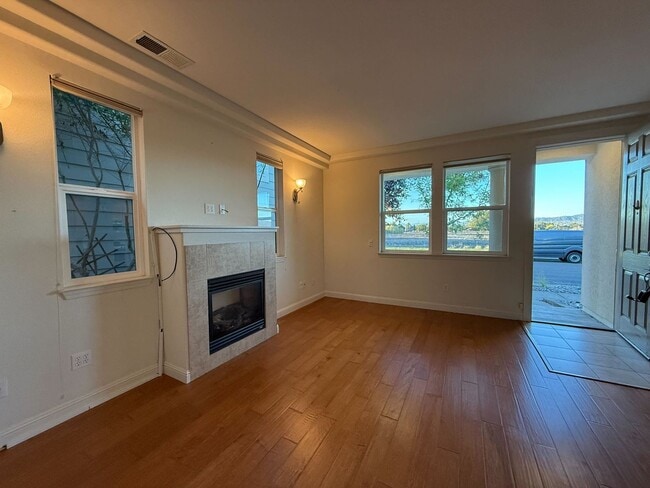 Building Photo - Bright and Spacious 4-Bed, 3-Bath Home in ...