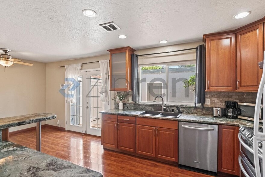 Building Photo - 3298 Cropley Ave