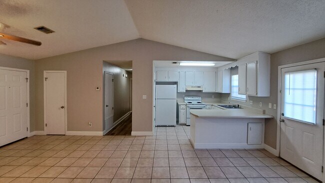 Building Photo - 3 bedroom 2 bath house available for rent!