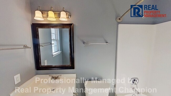 Building Photo - Charming 2BD/2 BA End Unit Townhouse w/Fireplace and Fenced Backyard