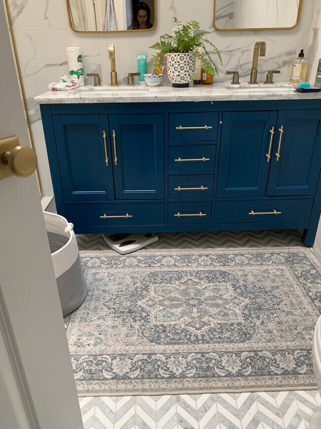 Building Photo - 559 Monroe St