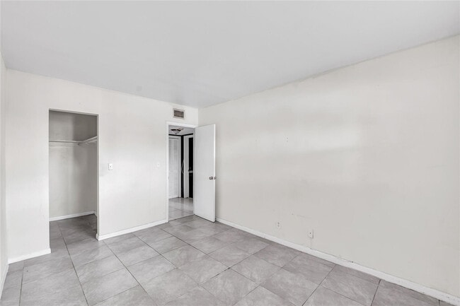 Building Photo - 4050 NE 12th Terrace