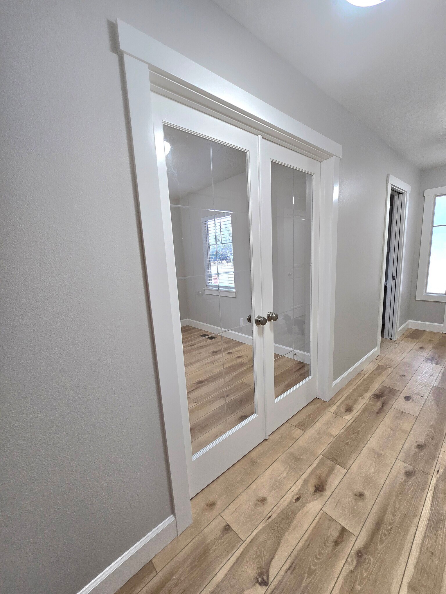 Building Photo - 591 W Kingsley St