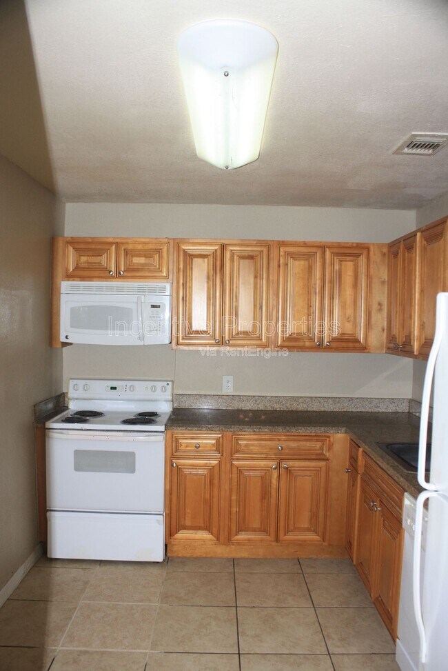 Building Photo - 4177 Versailles Dr