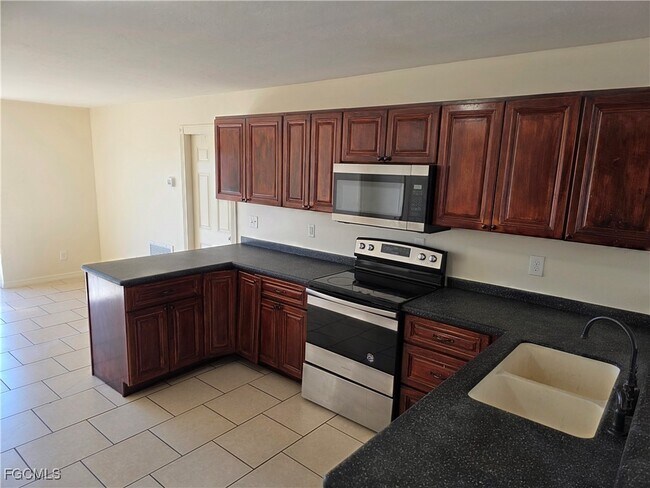 Building Photo - 5010 Dolphin Ct