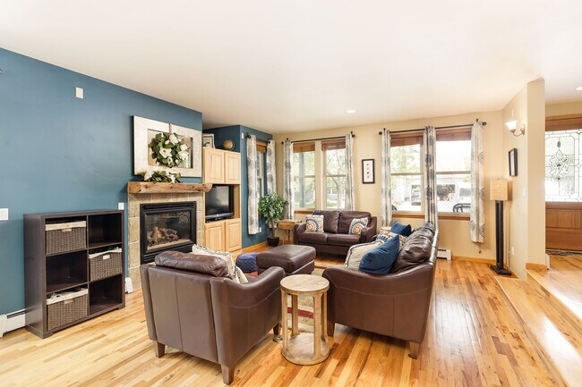 Building Photo - 408 Meadow Ct