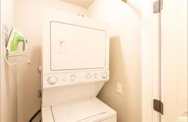 Building Photo - 1123 S Tottenham Ct