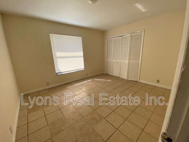 Building Photo - 801 SE 5th Ave