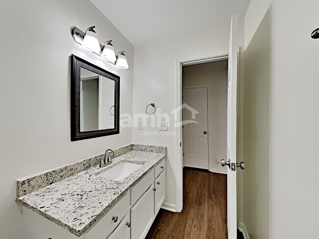 Building Photo - 2425 Coneflower Dr