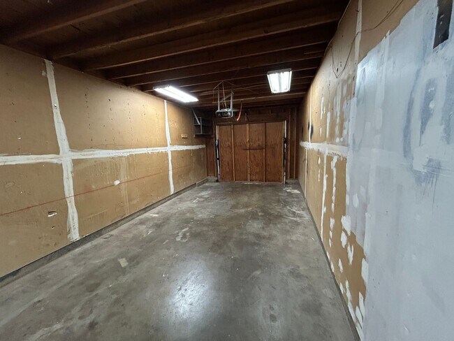 Building Photo - Cute Halfplex in Quiet Neighborhood