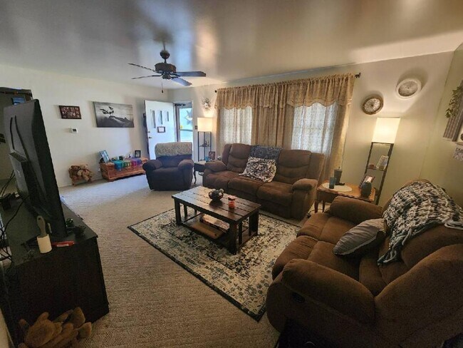 Building Photo - Coming Soon - Nice 2 bedroom 1 1/2 bathroo...