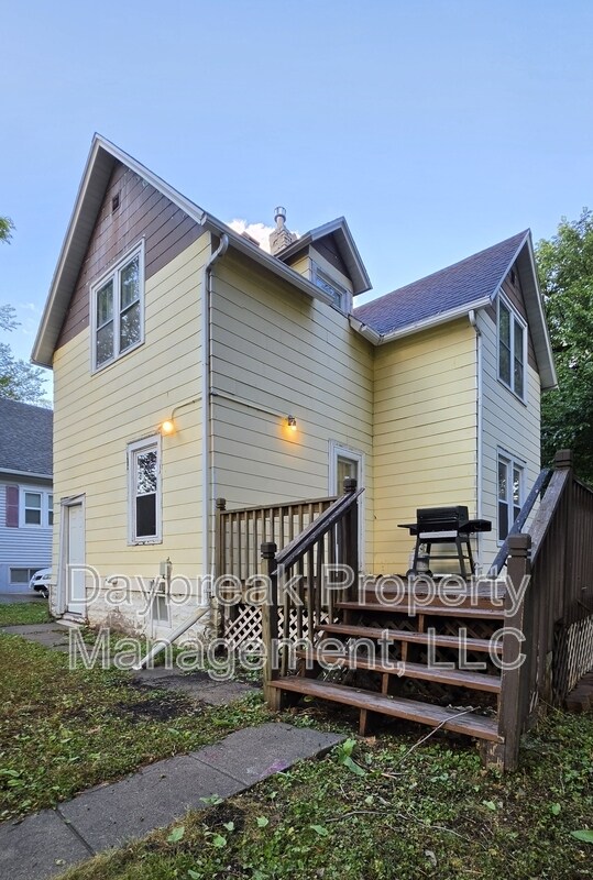 Building Photo - 912 9th St N
