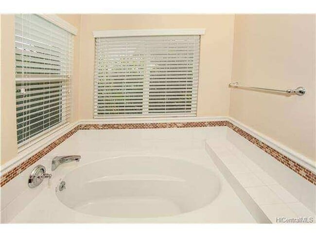 Building Photo - Stunning 3-Bedroom/3-Bathroom in Sunny Ewa...
