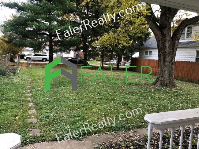 Building Photo - Huge Yard and Charming Home!