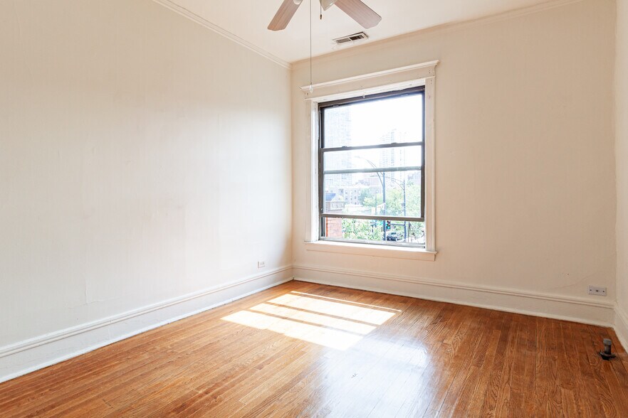 Spacious bedroom with big closet - 910 W Belle Plaine Ave