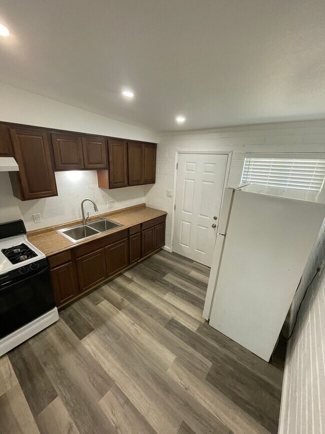 Building Photo - COMING SOON! 2 Bedroom, 1 Bath Apartment i...