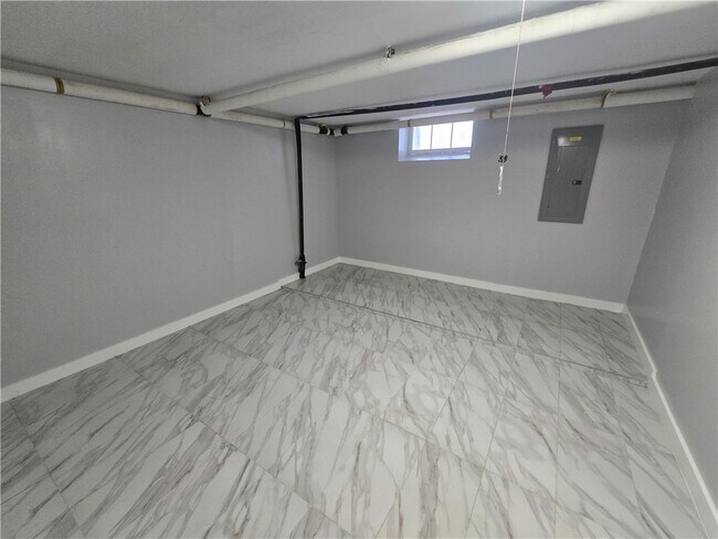 Building Photo - 41 Maple St