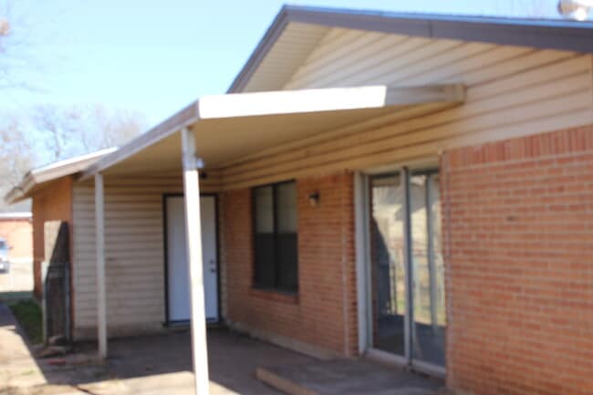 Building Photo - Ready to Move in... Do not miss this house...