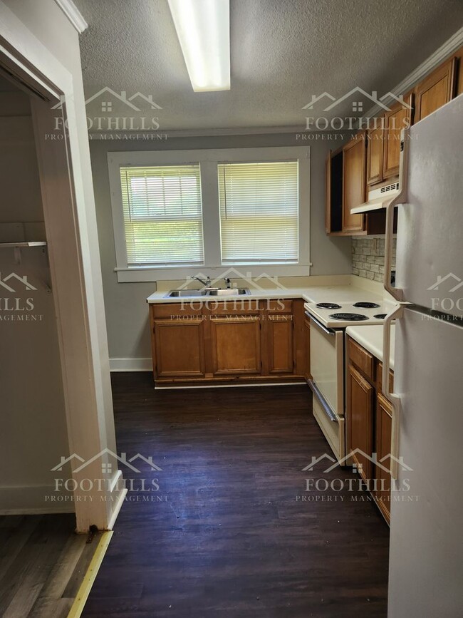 Building Photo - Cozy 1 Bed Duplex with Original Hardwood F...
