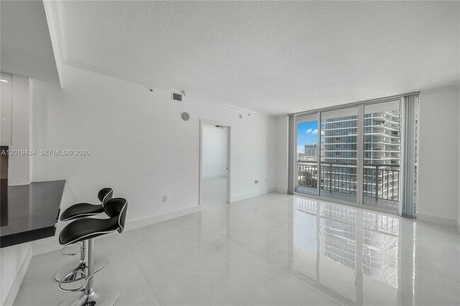 Building Photo - 2000 N Bayshore Dr