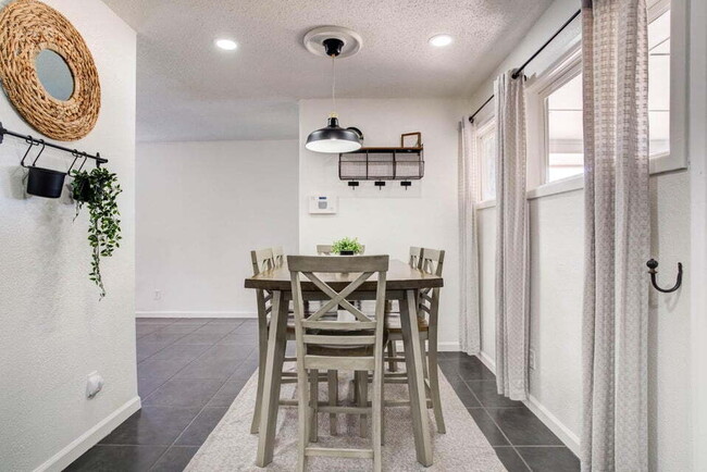 Building Photo - Beautifully Updated Home with Modern Ameni...