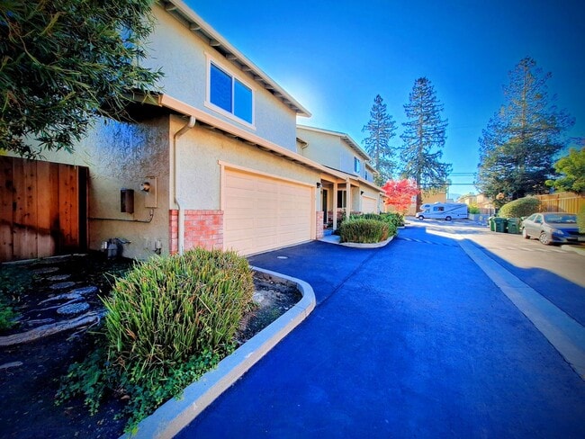 Building Photo - Beautiful Townhouse w/Laundry, Yard, Accepting Cats!