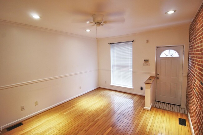Building Photo - Gorgeous 2bd/1.5 ba Canton townhome. OSP, ...