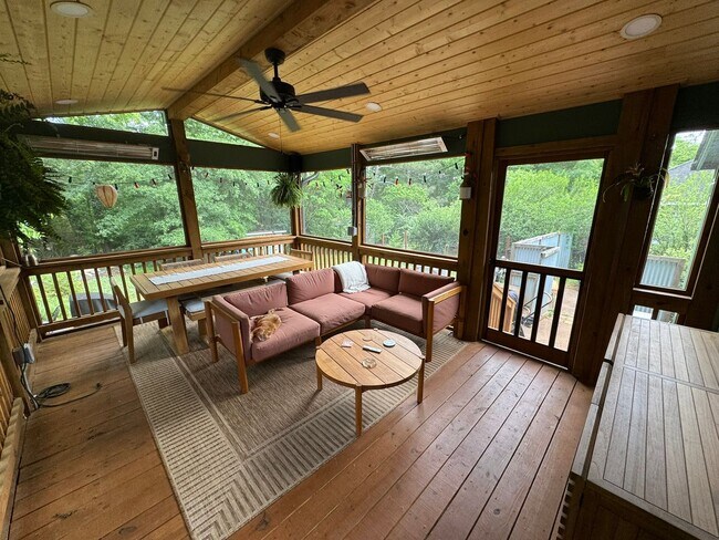 Building Photo - Awesome Home Near Downtown Athens!