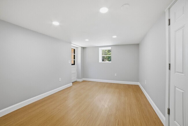 Building Photo - 44 Topsfield Cir