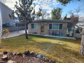 Building Photo - 185 Country Club Dr