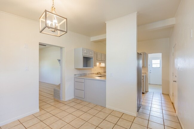 Building Photo - 3 Bedroom 2 Bath Home