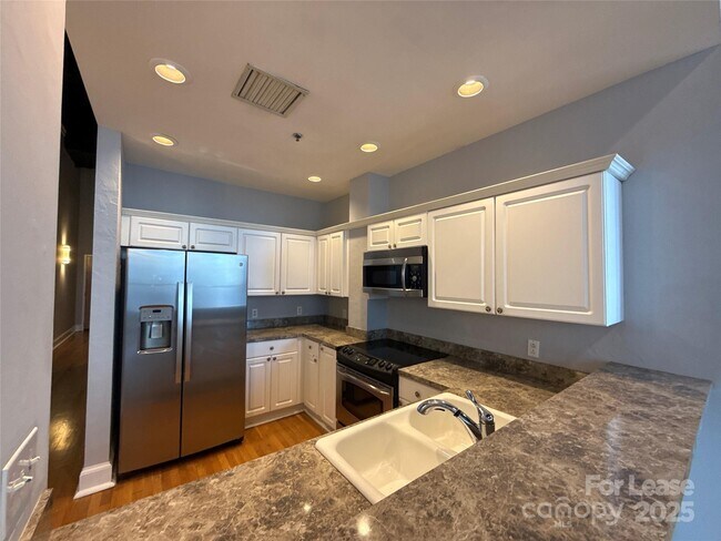 Building Photo - 127 N Tryon St