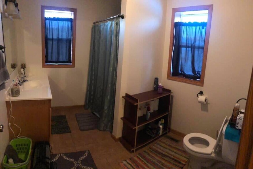 Downstairs Bath - 911 Johnson St