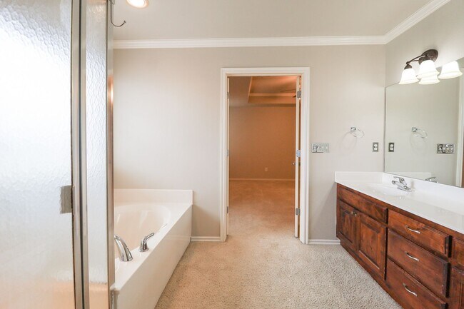 Building Photo - 3 bed | 2 bath in New Tulsa!