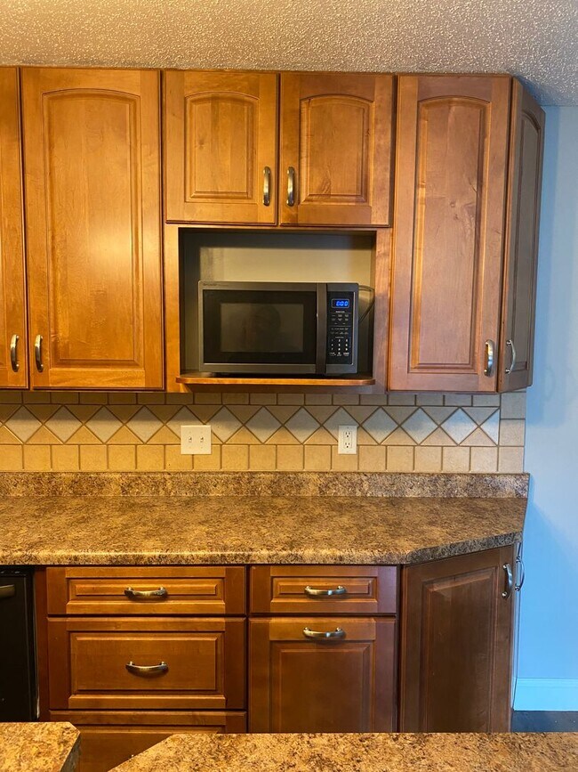 Building Photo - West side location 4br 2.5bth Finished Basement 2crg