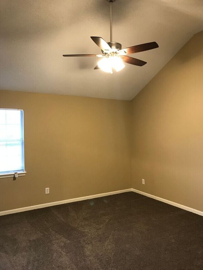 Building Photo - Whispering Winds Townhome - Perfect location for outdoor enthusiasts
