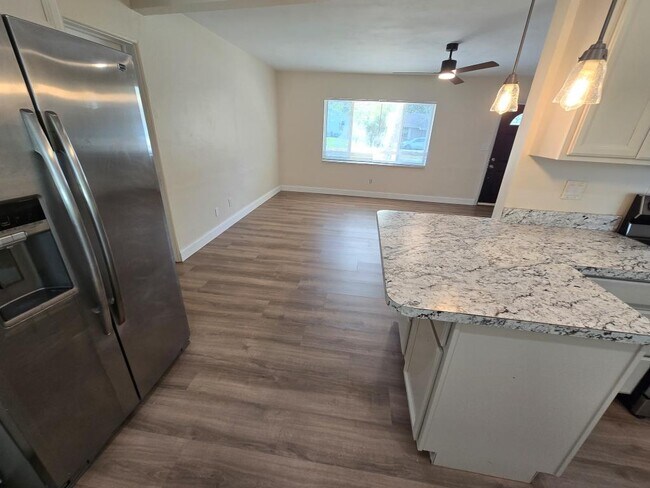 Building Photo - 2921 Sunset Rd