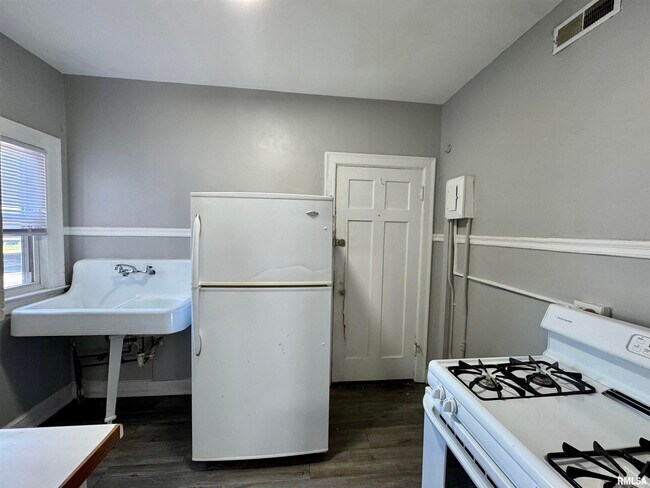 Building Photo - 2028 7th Ave